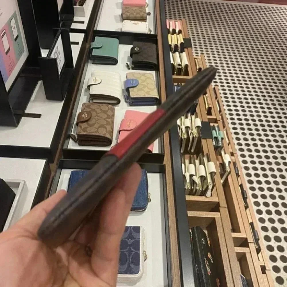 CORNER ZIP WRISTLET IN SIGNATURE CANVAS 58035 - Picture 2 of 9